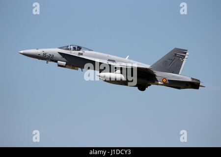 Saragosse, Espagne - Mai 20,2016 : Spanish Air Force F-18 Hornet de jet avion au décollage de la base aérienne de Saragosse. Banque D'Images