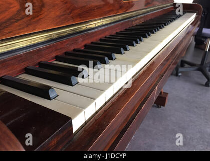 Le piano où un stash d'or a été trouvé, à Ludlow Museum avant d'être remis à ses propriétaires, comme un mystère entoure l'identité de les héritiers légitimes d'un trésor de pièces d'or d'une valeur assez pour acheter une maison qui ont été trouvés cachés sous l'ancien clavier du piano. Banque D'Images