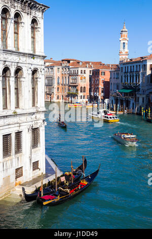 Italie, Venise - DEC 8, 2013 : Gondoles sur le Grand Canal vu du pont du Rialto à Venise. Banque D'Images