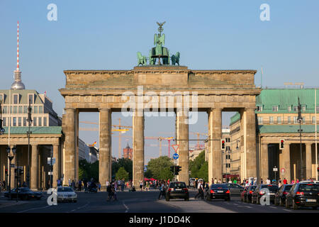 BERLIN, ALLEMAGNE - le 22 mai 2014 : vue sur la porte de Brandebourg à partir de à Berlin, Allemagne. Un 18e siècle de triomphe néoclassique à Berlin, l'un des th Banque D'Images