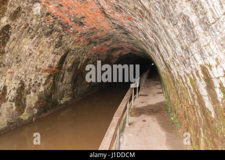 L'intérieur du tunnel du canal de Chirk localement connu sous le nom de "arkie" construit en 1801 et conçu par William Jessop et Thomas Telford Banque D'Images