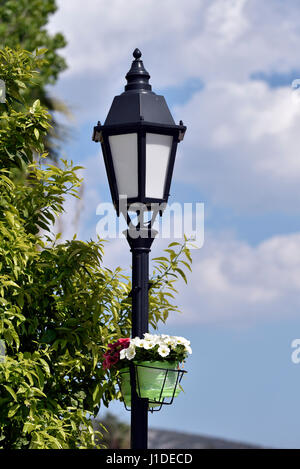 Lampost de fleurs dans la ville de Nauplie, Péloponnèse, Grèce Banque D'Images