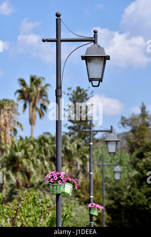 Lampost de fleurs dans la ville de Nauplie, Péloponnèse, Grèce Banque D'Images