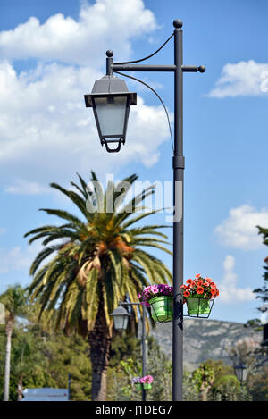 Lampost de fleurs dans la ville de Nauplie, Péloponnèse, Grèce Banque D'Images