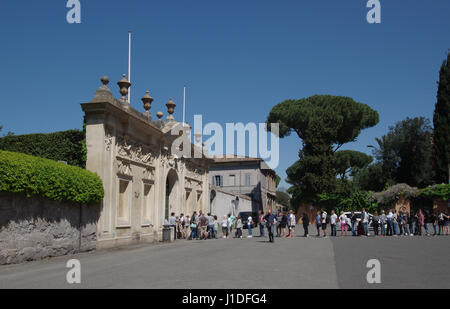 ROME, ITALIE - Le 9 avril 2017 : ligne touristique en attente de regarder à travers le trou de serrure de la Villa Magistrale dei Cavalieri di Malta dans Cavalieri di Malta sq Banque D'Images
