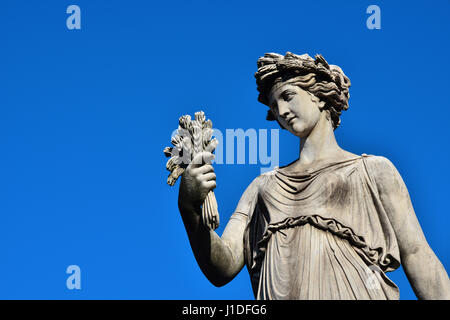 Ancienne cité romaine ou grecque statue néoclassique holding wheat à Rome (avec copie espace) Banque D'Images