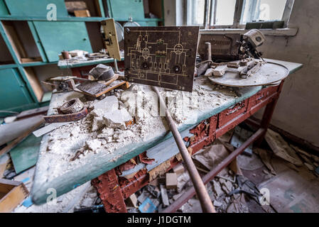 Laboratoire de physique à l'ancienne école secondaire en Mashevo village abandonné de la centrale nucléaire de Tchernobyl en Ukraine, la zone d'Aliénation Banque D'Images