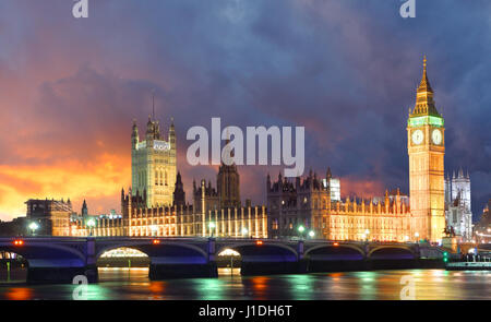 Big Ben et les chambres du Parlement au soir, Londres, UK Banque D'Images
