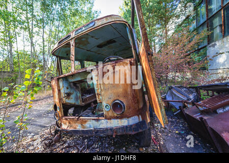 Rusty bus en face de l'usine Jupiter abandonnés dans la ville fantôme de Pripyat Tchernobyl Zone d'aliénation dans l'Ukraine Banque D'Images