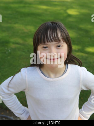 Portrait de petite fille en souriant à l'extérieur Banque D'Images