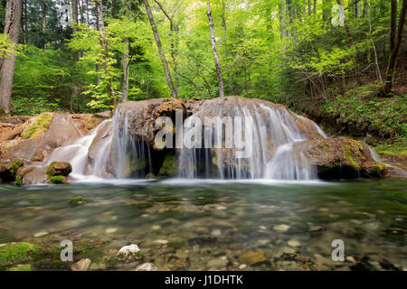 Belle cascade de montagne Banque D'Images