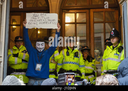 Les partisans du sans-abri et les habitants de la rue ont marché de Manchester Piccadilly Gardens à Manchester Town Hall où ils ont essayé d'y entrer. Banque D'Images