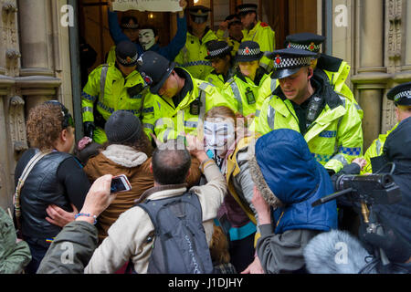 Les partisans du sans-abri et les habitants de la rue ont marché de Manchester Piccadilly Gardens à Manchester Town Hall où ils ont essayé d'y entrer. Banque D'Images