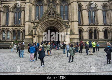 Les partisans du sans-abri et les habitants de la rue ont marché de Manchester Piccadilly Gardens à Manchester Town Hall où ils ont essayé d'y entrer. Banque D'Images