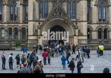 Les partisans du sans-abri et les habitants de la rue ont marché de Manchester Piccadilly Gardens à Manchester Town Hall où ils ont essayé d'y entrer. Banque D'Images