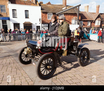 Une Oldsmobile 1903, conduit par M. David Bishop, passe par Crawley High Street, au cours de la 2016 London to Brighton Veteran Car Run Banque D'Images