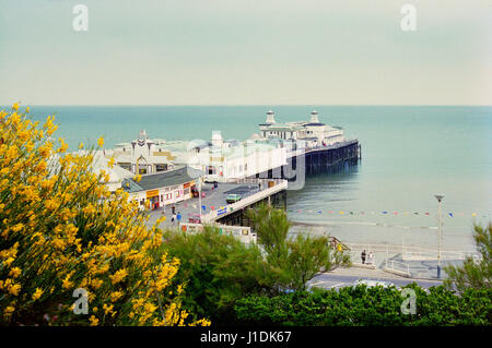 Le quai Hastings original en 1983, de White Rock Gardens, Hastings, East Sussex UK Banque D'Images