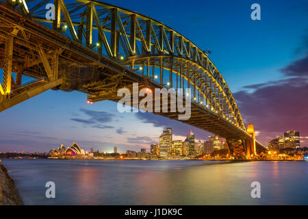 Sydney. Cityscape image de Sydney, Australie avec le Harbour Bridge au coucher du soleil. Banque D'Images