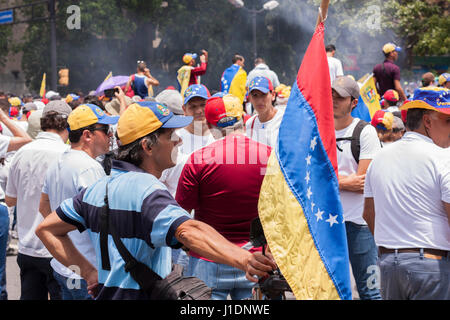 Personnes qui défendent à Caracas contre le gouvernement de Nicolas Maduro pendant le 19e avril 2017. Banque D'Images