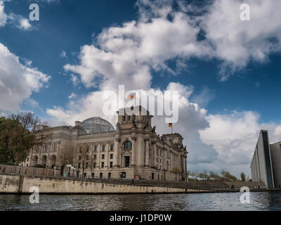 La rivière Spree et pont en face de la Chancellerie fédérale (Bundeskanzleramt) à Berlin Banque D'Images