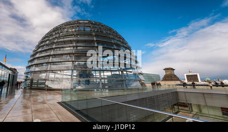 Dôme sur le parlement allemand Reichtag à Berlin, Allemagne Banque D'Images