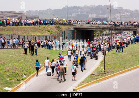 Personnes qui défendent à Caracas contre le gouvernement de Nicolas maduro pendant le 19e avril 2017. Banque D'Images