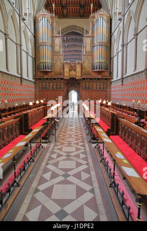 ROCHESTER, UK - 14 avril 2017 : Le coeur à l'intérieur de la Cathédrale avec l'orgue dans l'arrière-plan Banque D'Images