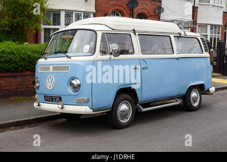 Un Vintage VW camper van de l'année 1971 placé sur une rue de banlieue à Chester UK Banque D'Images