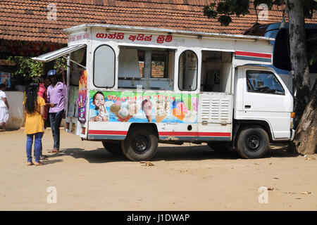 Kandy au Sri Lanka les gens d'acheter de la crème glacée La crème glacée Van Banque D'Images