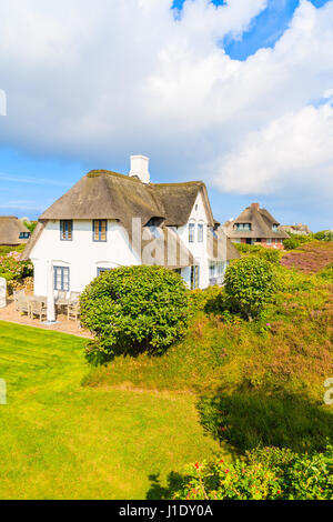 Maisons typique frison avec toit de chaume sur l'île de Sylt en France 24 village, Allemagne Banque D'Images