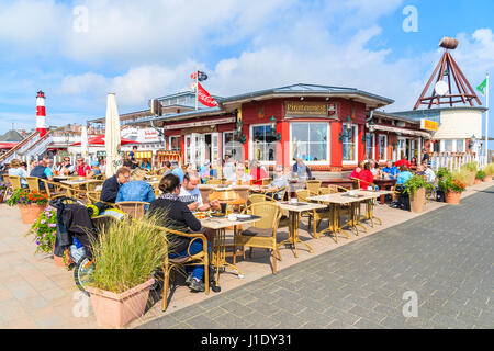 L'île de Sylt, ALLEMAGNE - SEP 6, 2016 : les gens manger dans restaurant chaises de plage dans la liste port sur la côte nord de l'île de Sylt, Allemagne. Banque D'Images