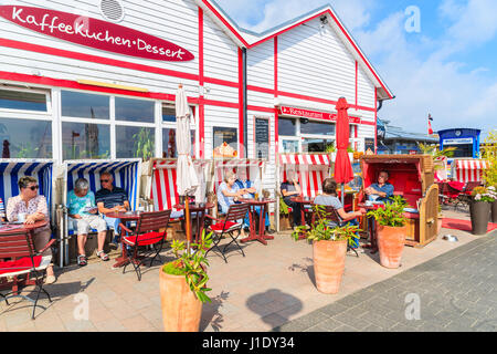 L'île de Sylt, ALLEMAGNE - SEP 6, 2016 : les gens manger dans restaurant chaises de plage dans la liste port sur la côte nord de l'île de Sylt, Allemagne. Banque D'Images