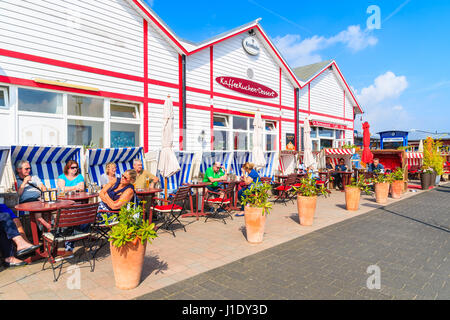 L'île de Sylt, ALLEMAGNE - SEP 6, 2016 : les gens manger dans restaurant chaises de plage dans la liste port sur la côte nord de l'île de Sylt, Allemagne. Banque D'Images