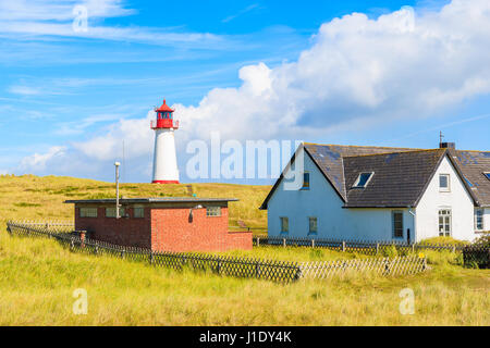 Maisons et phare sur dune de sable contre le ciel bleu avec des nuages blancs sur la côte nord de l'île de Sylt près de Kampen village, Allemagne Banque D'Images