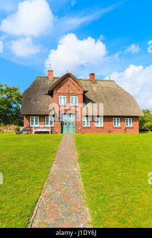 La brique rouge typique maison frison avec toit de chaume sur l'île de Sylt en Allemagne, village Liste Banque D'Images