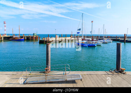 Liste Port, l'île de Sylt - SEP 6, 2016 : Bateaux à voile s'ancrant dans petit port du village de liste aux beaux jours de l'été, l'Allemagne. Banque D'Images