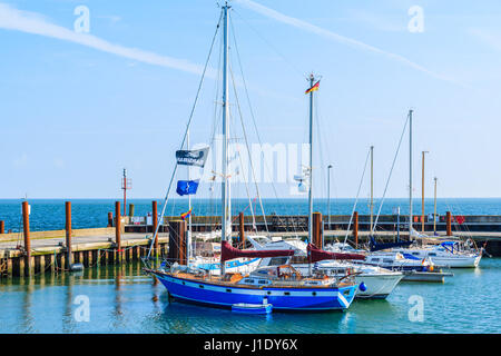 Liste Port, l'île de Sylt - SEP 6, 2016 : Bateaux à voile s'ancrant dans petit port du village de liste aux beaux jours de l'été, l'Allemagne. Banque D'Images