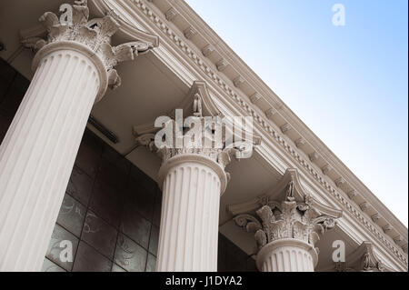 Belles colonnes de la capitale sur la façade du bâtiment historique Banque D'Images