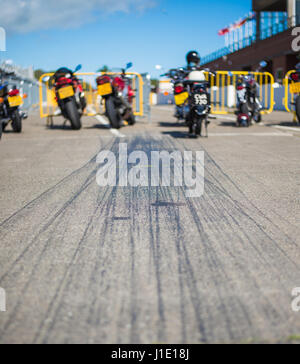 Marques de dérapage de motos à grande tribune sur TT cas, Douglas, île de Man Banque D'Images