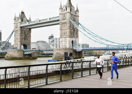 Londres, Royaume-Uni. Apr 20, 2017. Kenenisa Bekele, Feyisa Lilesa assister à l'élite mens photo appel de Londres marathon coureurs près de Tower Bridge, Londres. Credit : Alan D'Ouest/Alamy Live News Banque D'Images