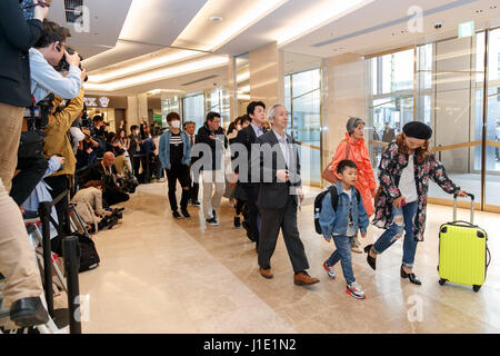 Tokyo, Japon. 20 avril, 2017. Ginza 6 ouvre ses portes au public le 20 avril 2017, Tokyo, Japon. Construite sur le terrain autrefois occupé par le grand magasin Matsuzakaya Ginza, Six est le plus grand complexe commercial à Ginza, l'un des plus luxueux quartiers de Tokyo. Le bâtiment a 13 étages au-dessus du sol et 6 métro et héberge 241 magasins, y compris les magasins phare haut de gamme pour des marques telles que Céline, Dior et Fendi, un étage de l'alimentation, des restaurants et des bureaux. Credit : Rodrigo Reyes Marin/AFLO/Alamy Live News Banque D'Images