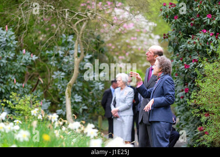 Son Altesse Royale le duc de Kent maintenant âgée de 81 ans visite le vaste jardin à Hergest Croft en Kington Herefordshire UK. Apr 20, 2017. Montré ici avec Elizabeth Banks propriétaire des jardins. Crédit : Steven Mai/Alamy Live News Banque D'Images