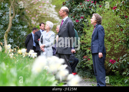 Son Altesse Royale le duc de Kent maintenant âgée de 81 ans visite le vaste jardin à Hergest Croft en Kington Herefordshire UK. Apr 20, 2017. Montré ici avec Elizabeth Banks propriétaire des jardins. Crédit : Steven Mai/Alamy Live News Banque D'Images