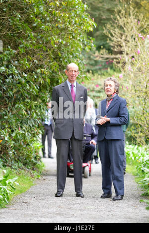 Son Altesse Royale le duc de Kent maintenant âgée de 81 ans visite le vaste jardin à Hergest Croft en Kington Herefordshire UK. Apr 20, 2017. Montré ici avec Elizabeth Banks propriétaire des jardins. Crédit : Steven Mai/Alamy Live News Banque D'Images