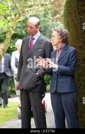 Son Altesse Royale le duc de Kent maintenant âgée de 81 ans visite le vaste jardin à Hergest Croft en Kington Herefordshire UK. Apr 20, 2017. Montré ici avec Elizabeth Banks propriétaire des jardins. Crédit : Steven Mai/Alamy Live News Banque D'Images