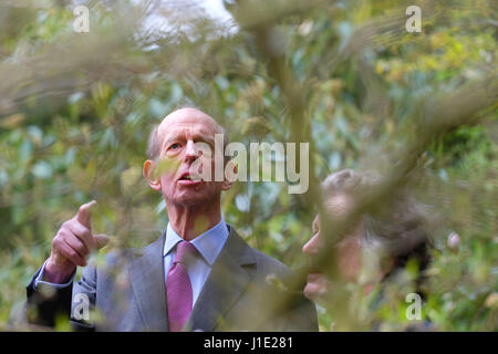 Son Altesse Royale le duc de Kent maintenant âgée de 81 ans visite le vaste jardin à Hergest Croft en Kington Herefordshire UK. Apr 20, 2017. Montré ici avec Elizabeth Banks propriétaire des jardins. Crédit : Steven Mai/Alamy Live News Banque D'Images