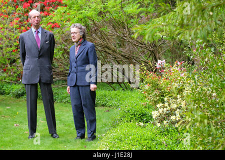 Son Altesse Royale le duc de Kent maintenant âgée de 81 ans visite le vaste jardin à Hergest Croft en Kington Herefordshire UK. Apr 20, 2017. Montré ici avec Elizabeth Banks propriétaire des jardins. Crédit : Steven Mai/Alamy Live News Banque D'Images