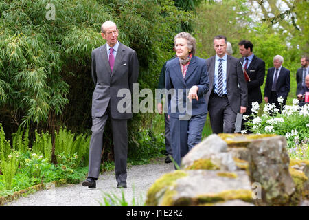 Son Altesse Royale le duc de Kent maintenant âgée de 81 ans visite le vaste jardin à Hergest Croft en Kington Herefordshire UK. Apr 20, 2017. Montré ici avec Elizabeth Banks propriétaire des jardins. Crédit : Steven Mai/Alamy Live News Banque D'Images