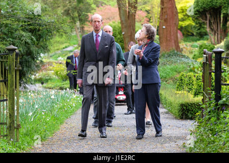 Son Altesse Royale le duc de Kent maintenant âgée de 81 ans visite le vaste jardin à Hergest Croft en Kington Herefordshire UK. Apr 20, 2017. Montré ici avec Elizabeth Banks propriétaire des jardins. Crédit : Steven Mai/Alamy Live News Banque D'Images