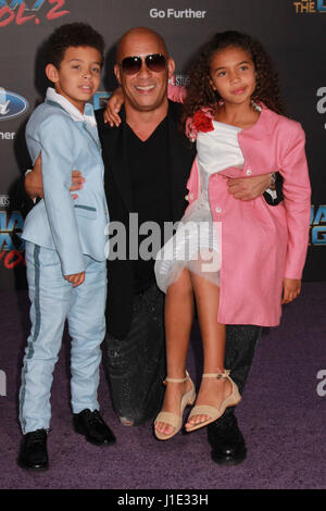 Los Angeles, USA. Apr 19, 2017. Vincent Sinclair, Vin Diesel, Hania Riley Sinclair 04/19/2017 La première mondiale de 'gardiens de la Galaxie Vol.2' tenue à l'Kodak Theater à Hollywood, CA Photo : Cronos/Hollywood News Crédit : Cronos/Alamy Live News Banque D'Images